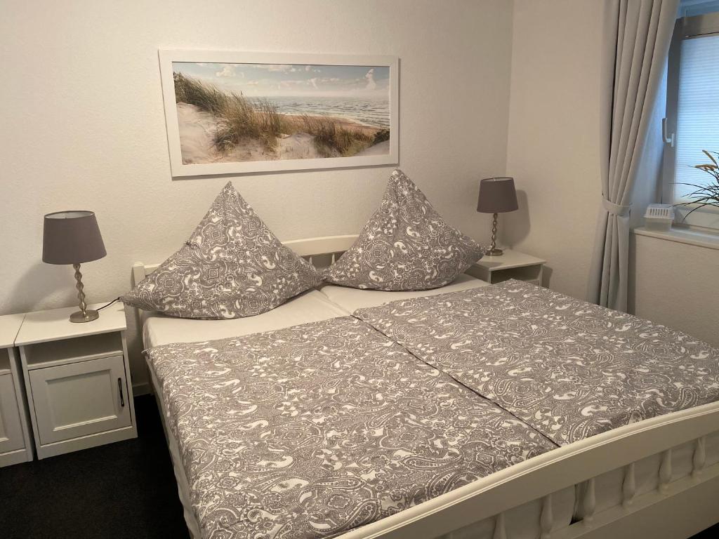 Un dormitorio con una cama con almohadas. en Moin.Moin, en Grömitz