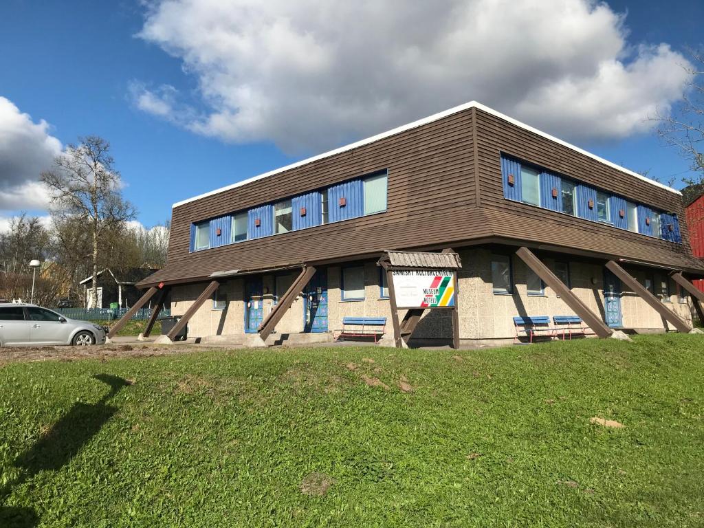 un edificio con bancos delante en Hotell Samegård, en Kiruna