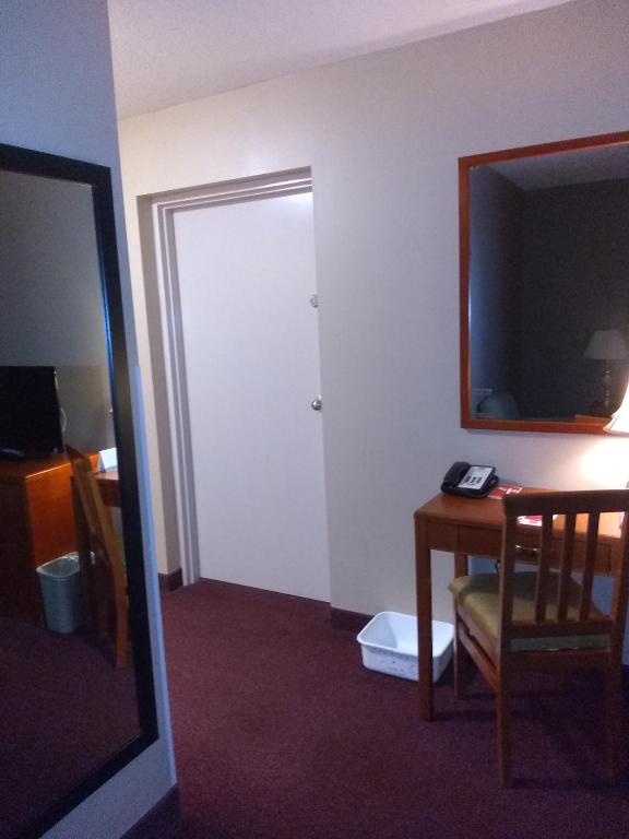 TV a/nebo společenská místnost v ubytování Econo Lodge