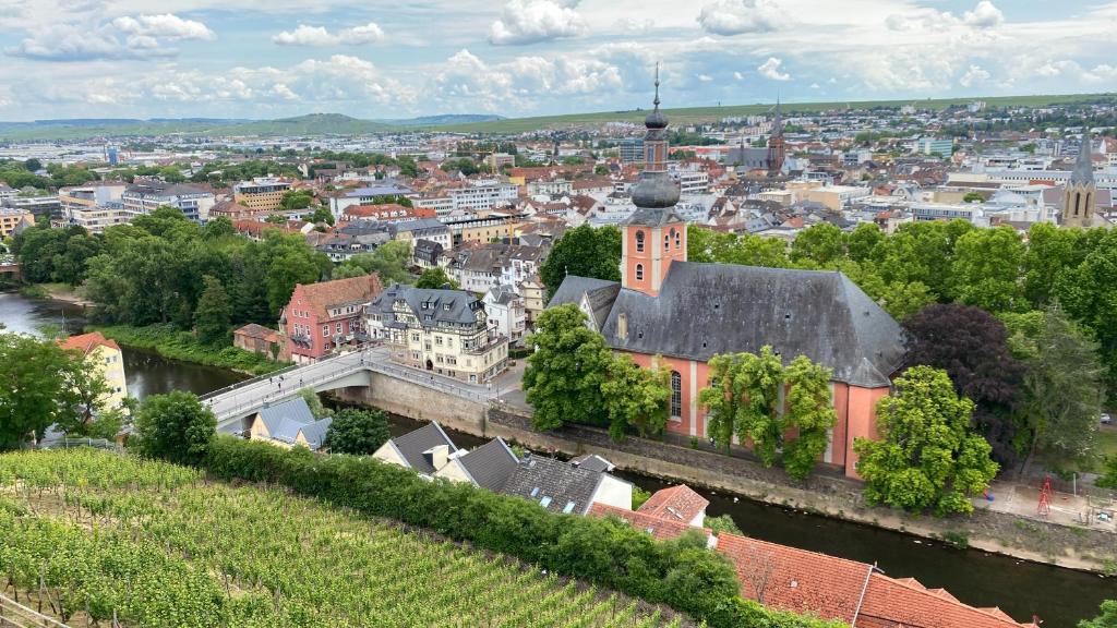 Een luchtfoto van Ferienwohnung NAVA auf der Kauzenburg