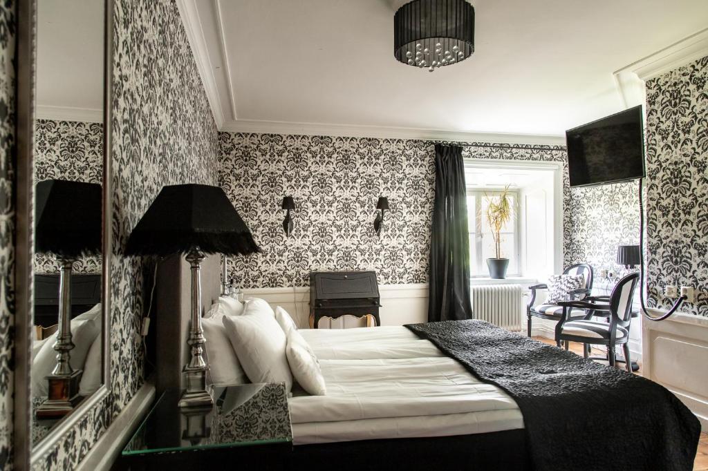Postel nebo postele na pokoji v ubytování Rånäs Slott