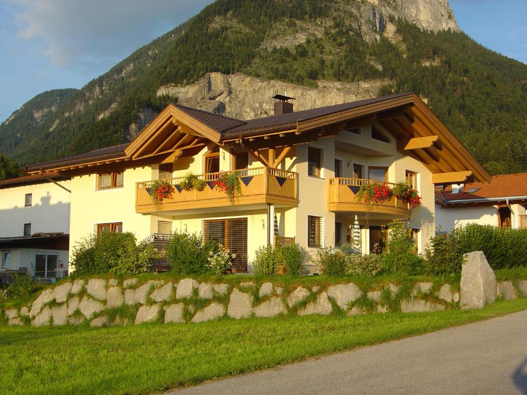 a house in front of a mountain at Ferienwohnung Eisenmann in Bad Häring