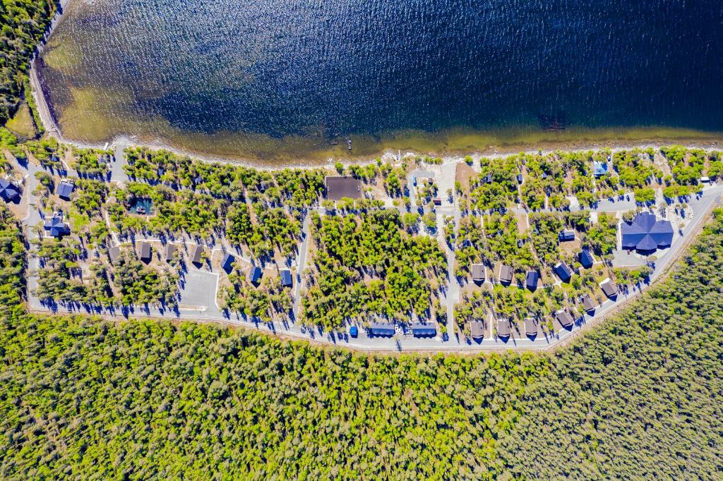 una vista aérea de un complejo en la playa en Baza Otdyha Lesnaya, en Apatity