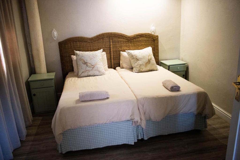 Una cama o camas en una habitación de Avoca River Cabins