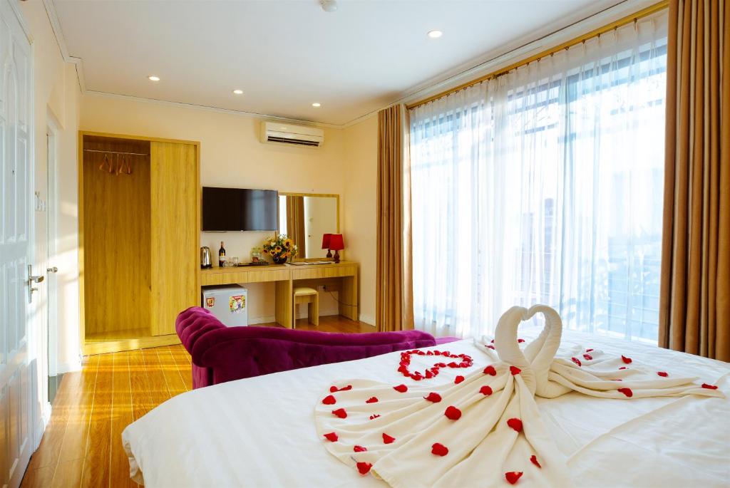 Postel nebo postele na pokoji v ubytování Royal Hotel Ha noi