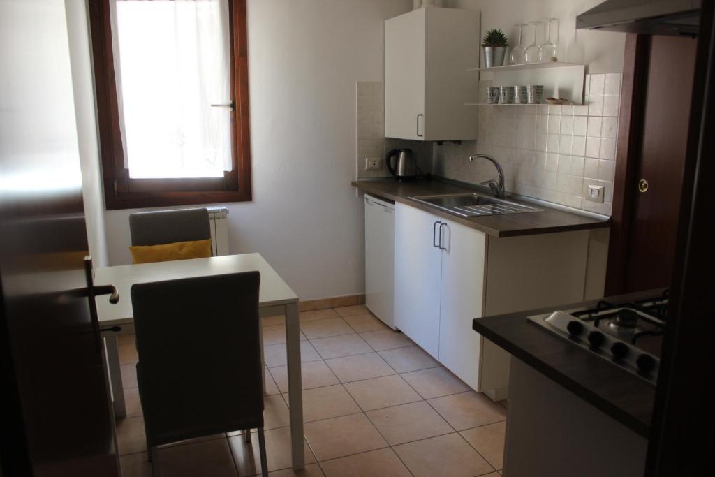 Kuchyňa alebo kuchynka v ubytovaní Casa Vacanze Giorgetta 2-3 piano