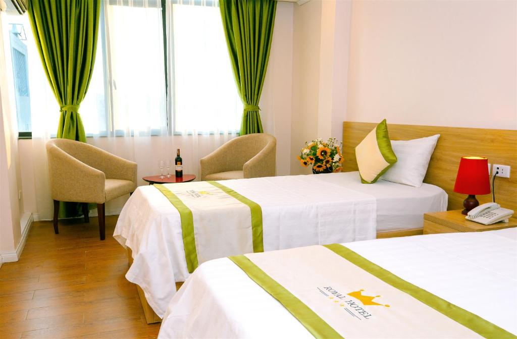Postel nebo postele na pokoji v ubytování Royal Hotel Ha noi