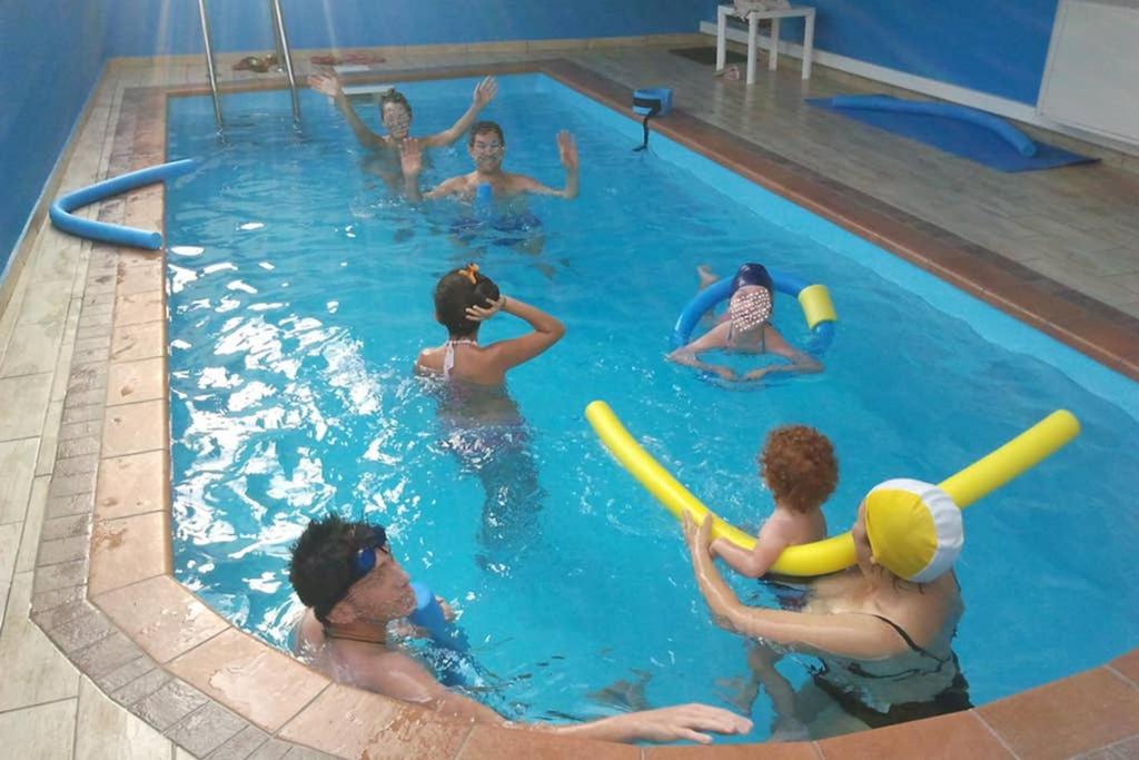 een groep mensen die in een zwembad spelen bij CasaAltieri in Santa Domenica Talao