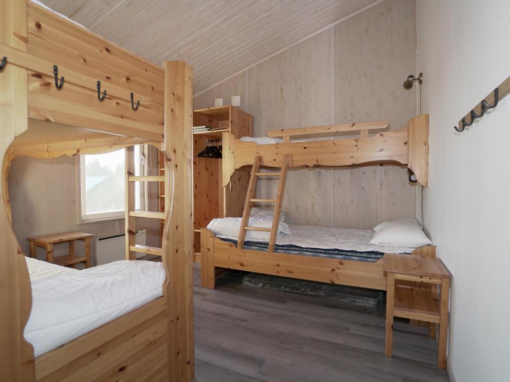 Habitación con 2 literas en una cabaña en Stuga i Järvsöbacken, en Järvsö