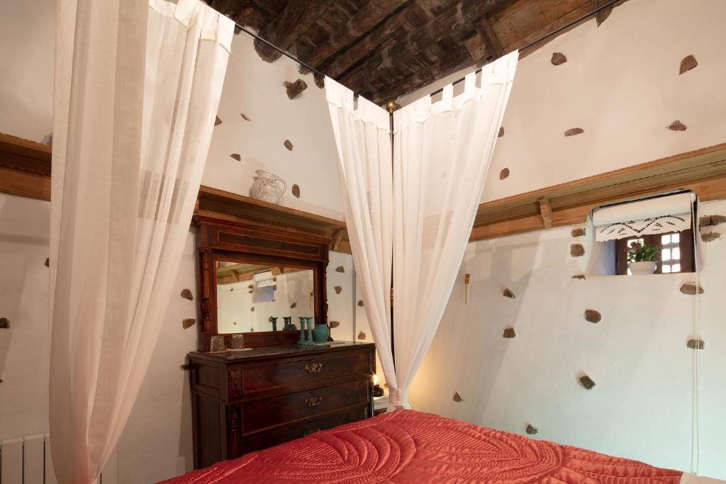 A bed or beds in a room at Yeniçeri Ahmet Ağa Konağı