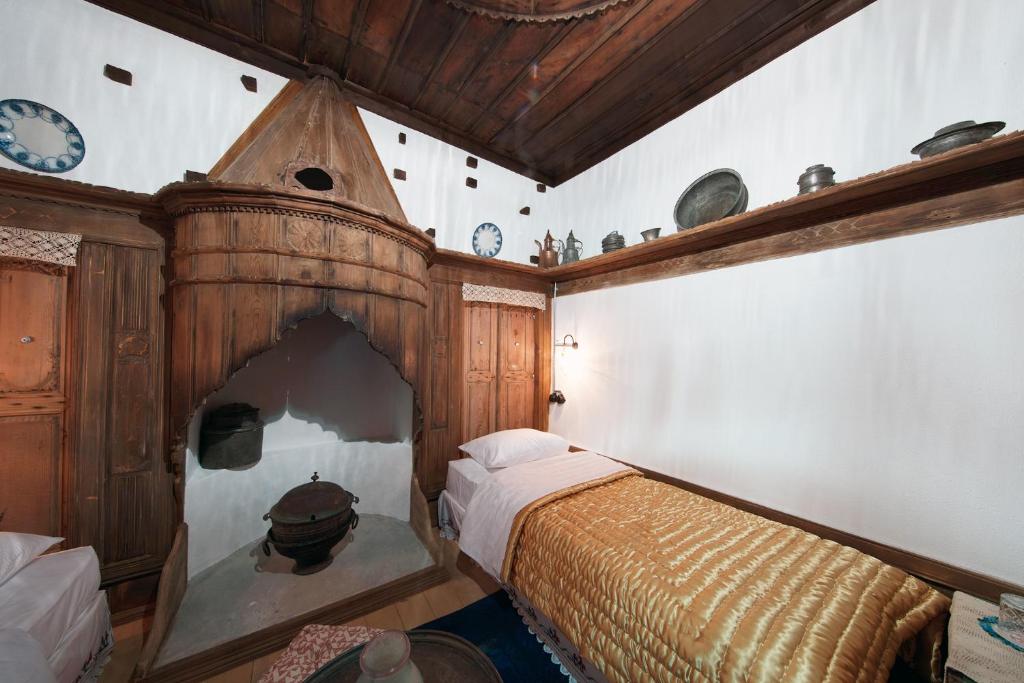 A bed or beds in a room at Yeniçeri Ahmet Ağa Konağı