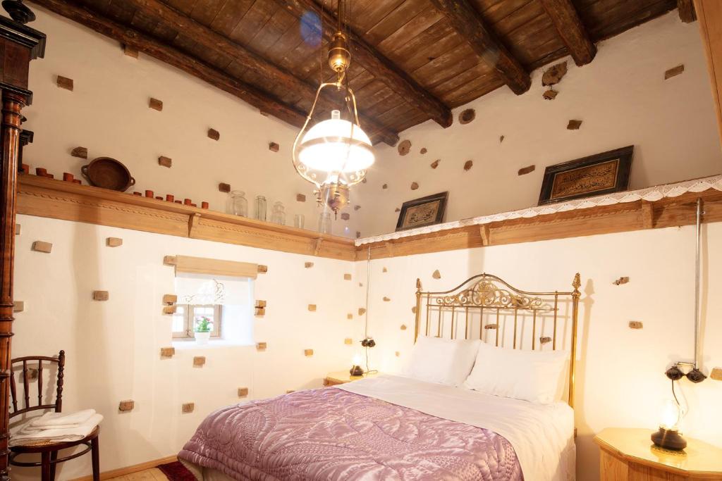 A bed or beds in a room at Yeniçeri Ahmet Ağa Konağı