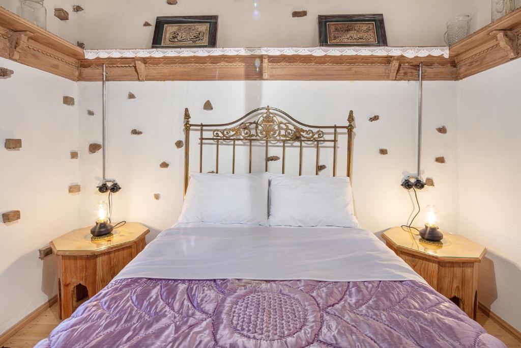 A bed or beds in a room at Yeniçeri Ahmet Ağa Konağı