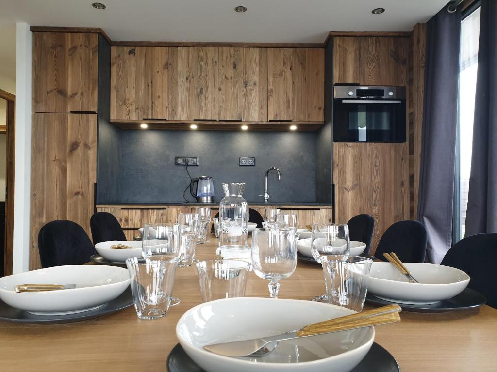 une longue table avec des verres et des assiettes dessus dans l'établissement Les étoiles de la plagne le Diamant, à Mâcot La Plagne