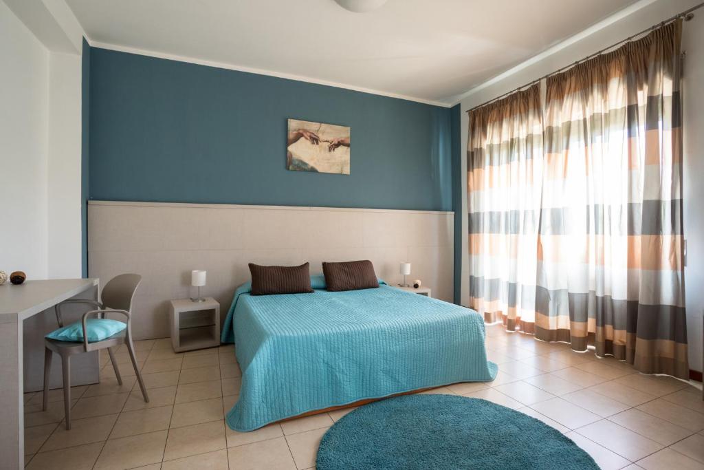 una camera con letto e parete blu di Residenza Conti a Roma