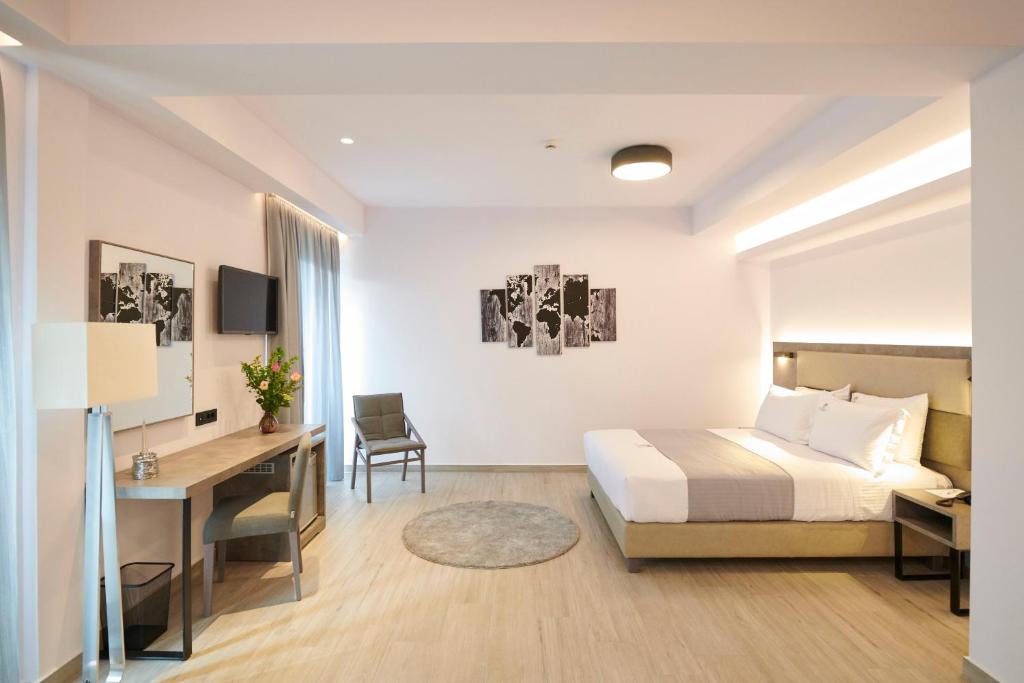 Habitación de hotel con cama y escritorio en Meni Hotel & Apartments en Atenas