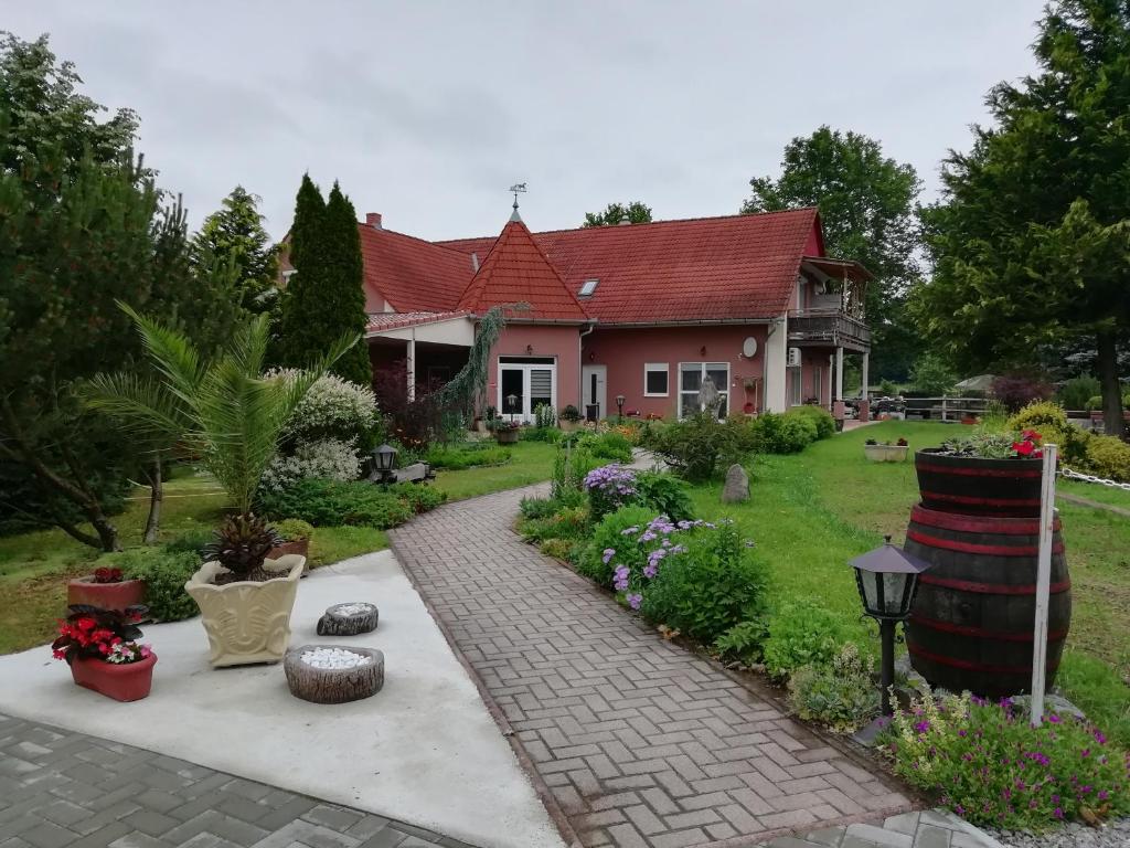 A garden outside HARTMANN PANZIÓ