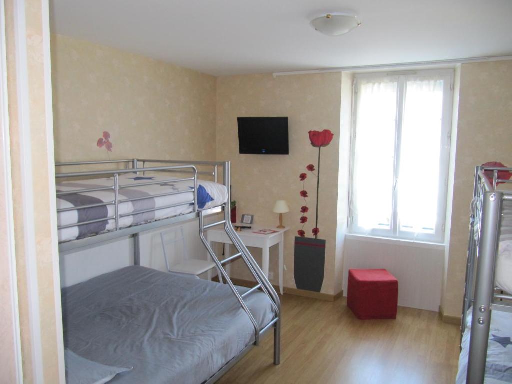 a small room with a bunk bed and a window at La Sterne in Saint-Gilles-Croix-de-Vie