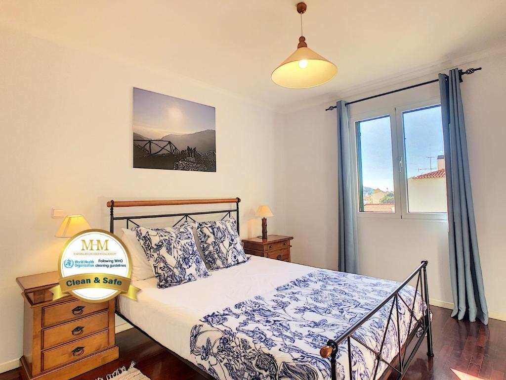 - une chambre avec un lit et une fenêtre dans l'établissement Sea N' Sun Apartment by LovelyStay, à Ribeira Brava