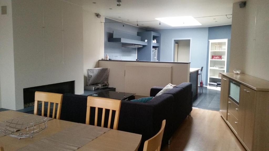 ein Wohnzimmer mit einem Sofa und einem Tisch in der Unterkunft Het Kanaalhuis in Kortrijk