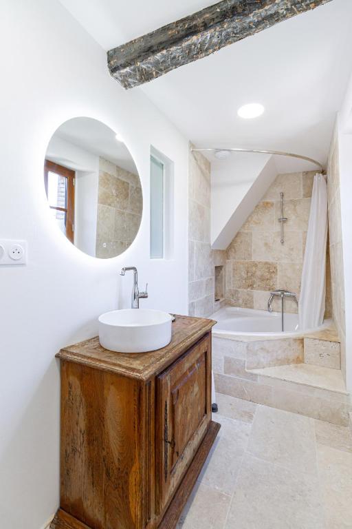 Koupelna v ubytování B&B du Couvent, chambre aux paons