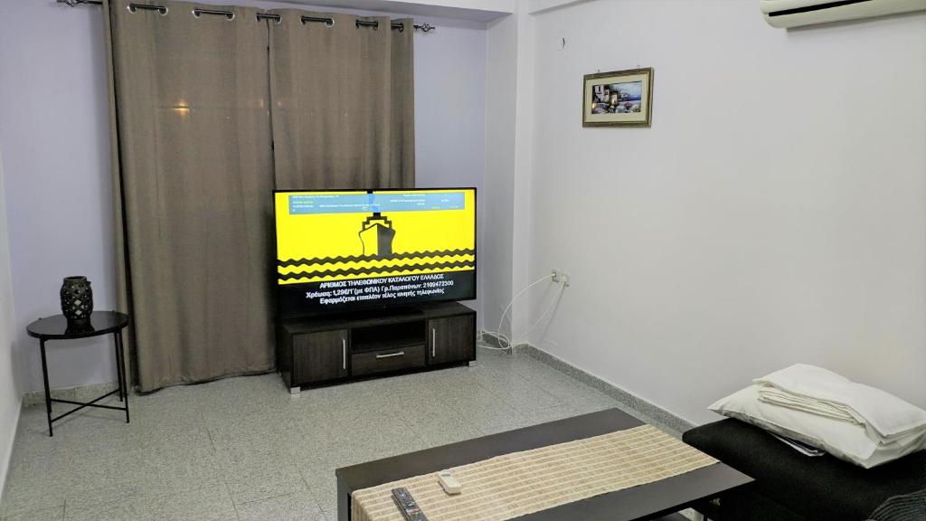 Televízia a/alebo spoločenská miestnosť v ubytovaní Adonis Villa