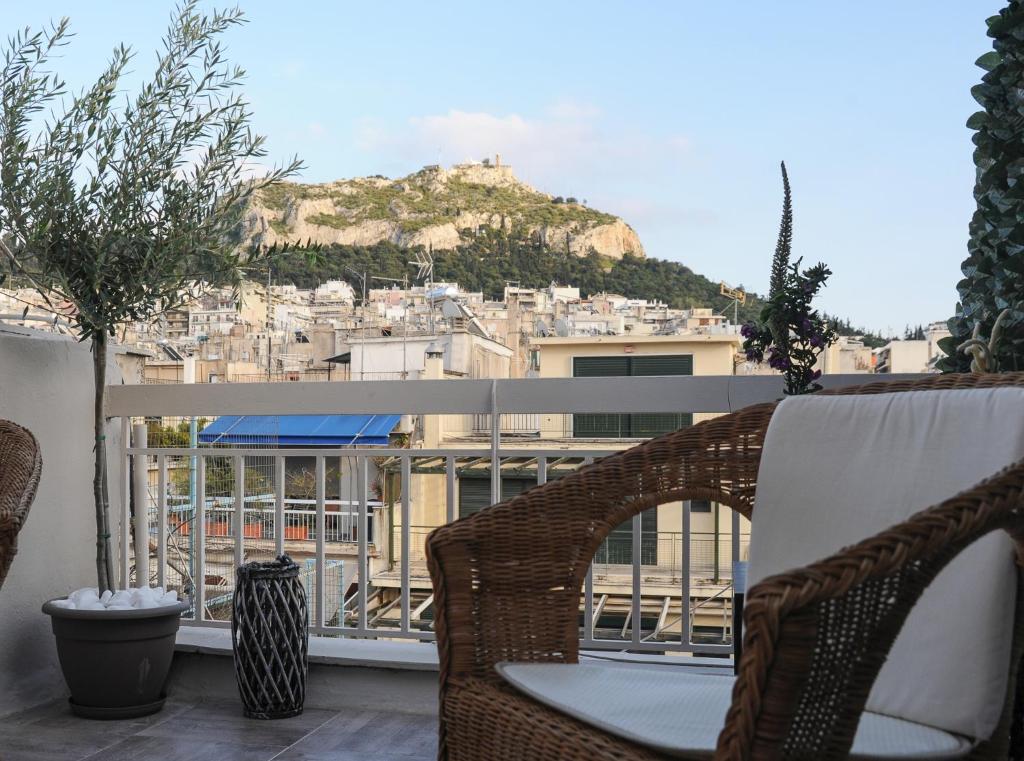 einen Balkon mit Bergblick in der Unterkunft Top of the city Central studio with Acropolis View in Athen