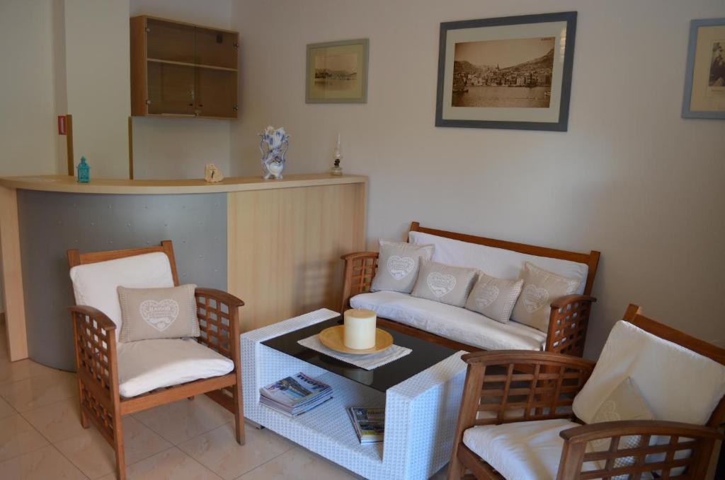 salon z kanapą, stołem i krzesłami w obiekcie Apartments Leticia I w Bašce
