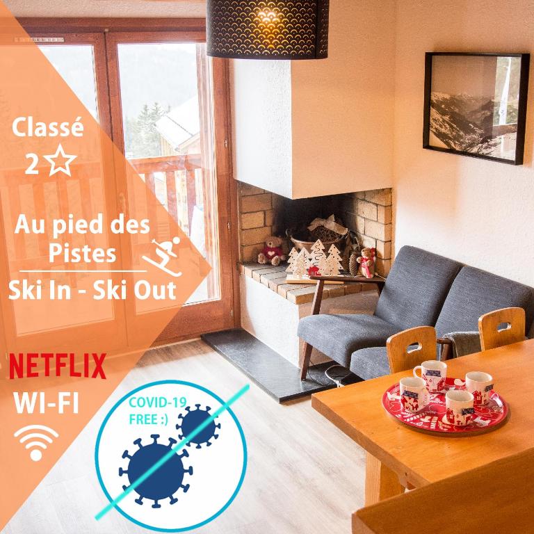 un salon avec un canapé et une table dans l'établissement NEW - Les Carlinottes - Méribel - Au pied des pistes - Ski In-Ski Out, à Méribel