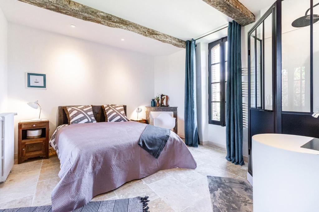 Postel nebo postele na pokoji v ubytování B&B du Couvent, vue château