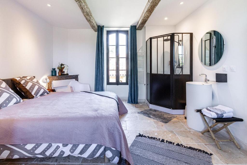 Postel nebo postele na pokoji v ubytování B&B du Couvent, vue château