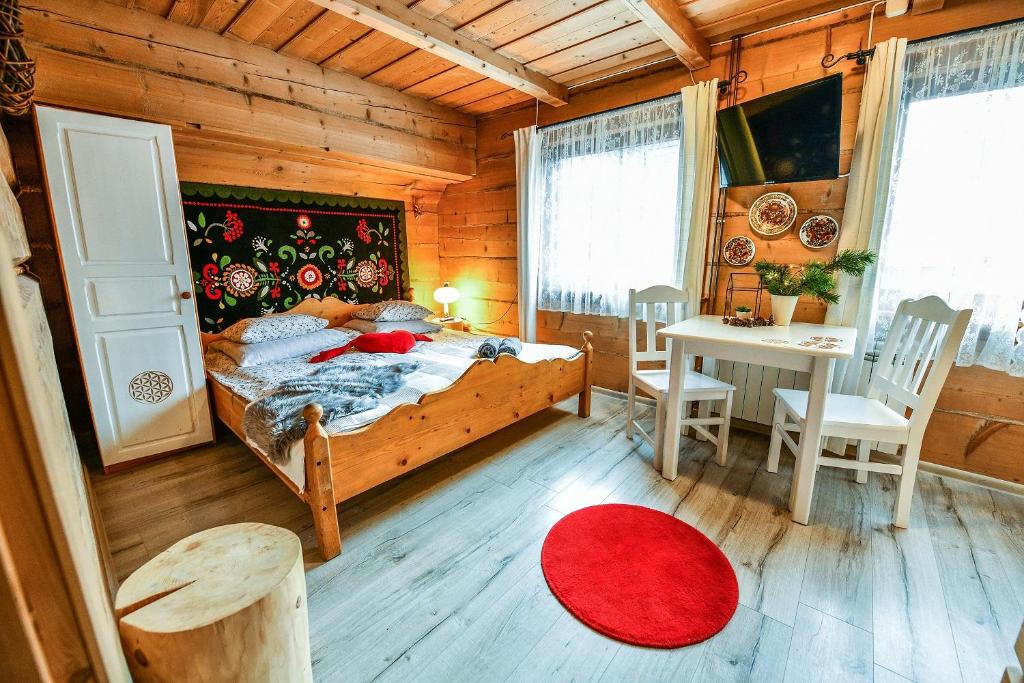 ザコパネにあるWilla Bachledówkaのベッドルーム1室(ベッド1台、テーブル付)