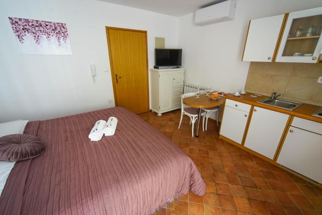 Apartments and Rooms Degra - 2