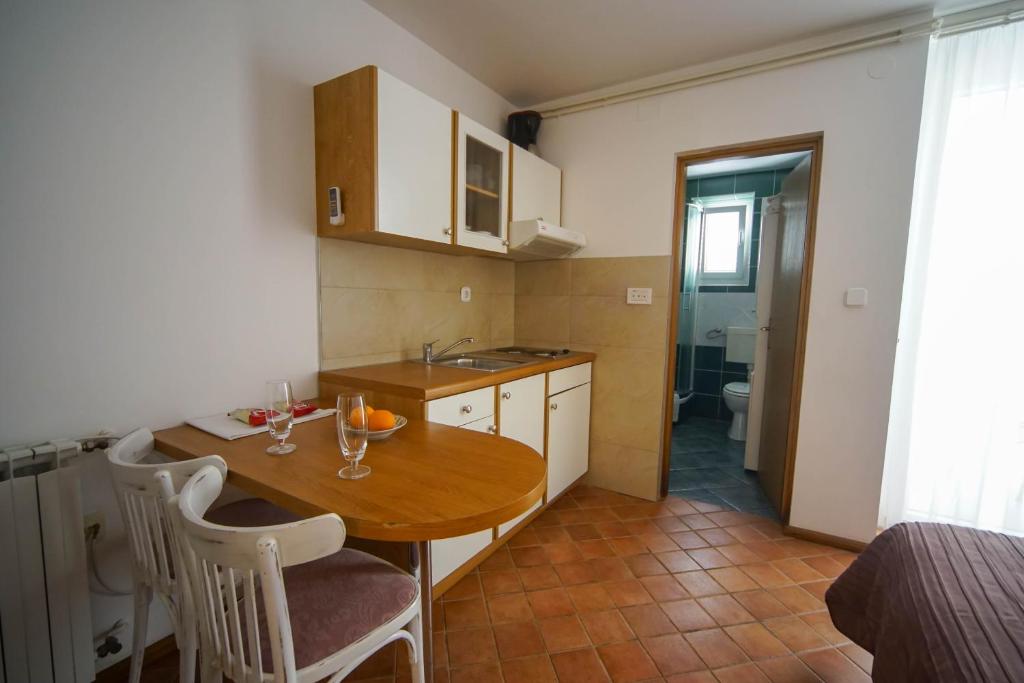 Apartments and Rooms Degra - 4