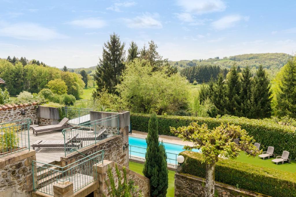 un domaine avec une piscine et un jardin dans l'établissement Auberge La Tomette, The Originals Relais, à Vitrac