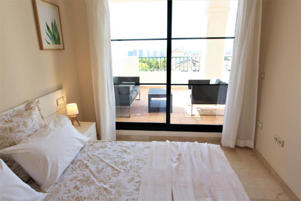 1 dormitorio con cama y vistas a la sala de estar en Sierra Cortina Apartamento con vistas al mar, en Finestrat