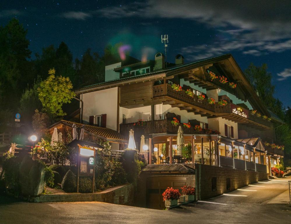 een gebouw met veel bloemen ervoor bij Drei Birken in Soprabolzano