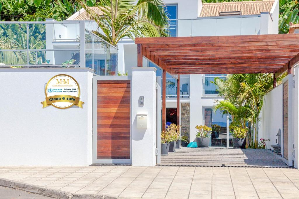 - Entrada a un edificio con puerta de madera en Madeira Beach House - by LovelyStay, en Madalena do Mar