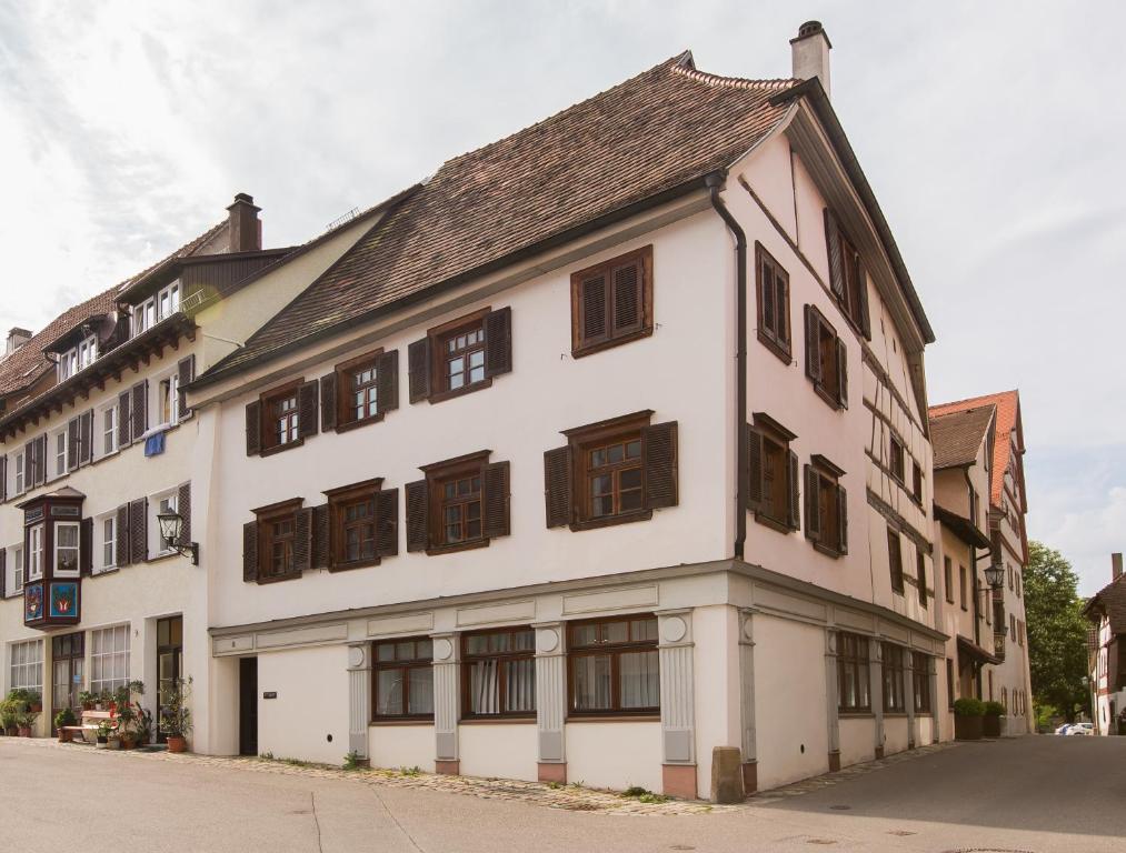 un gran edificio blanco con ventanas con persianas marrones en Ferienwohnung Rottweil Zentrum en Rottweil