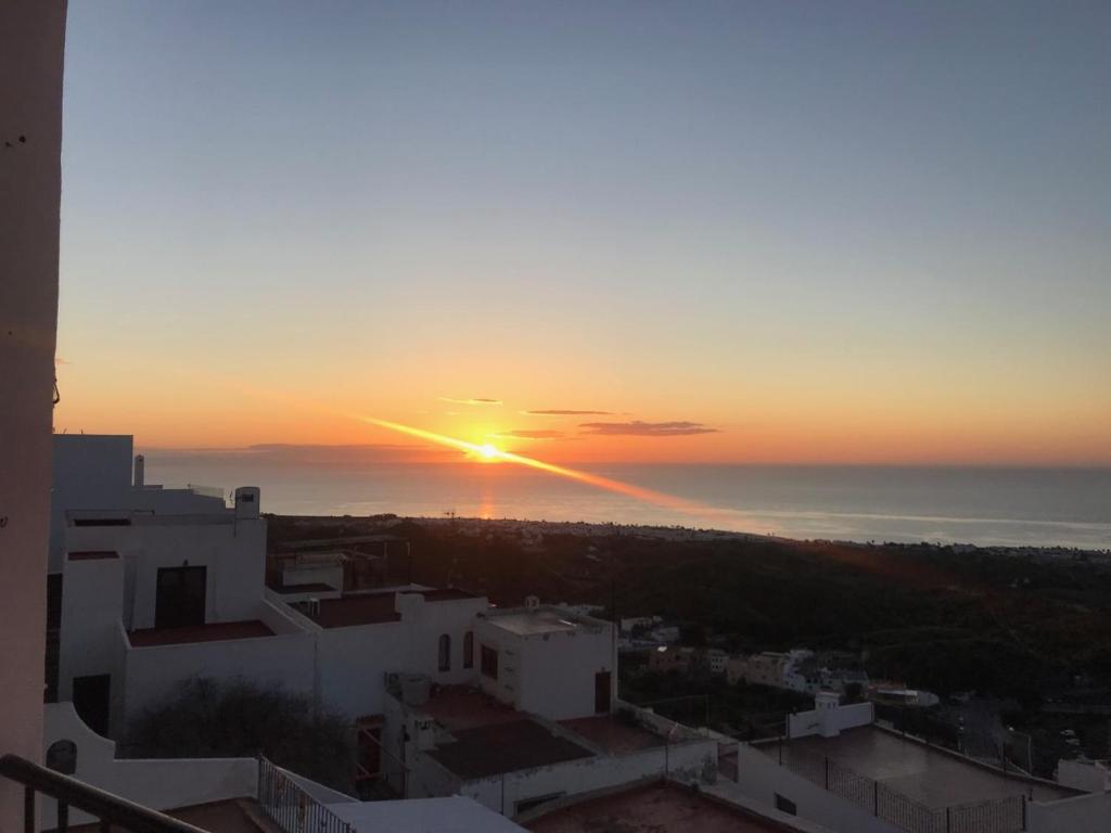 un tramonto sull'oceano da un edificio di Ático Mojácar Pueblo a Mojácar