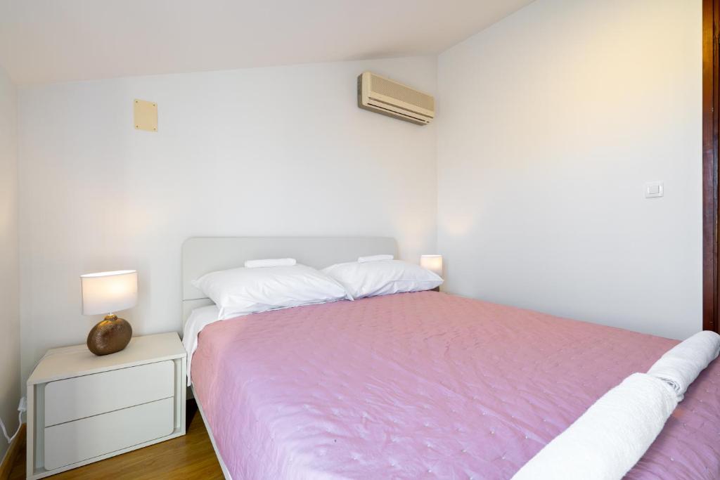 Postel nebo postele na pokoji v ubytování Lusi house