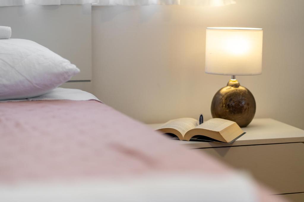 Postel nebo postele na pokoji v ubytování Lusi house