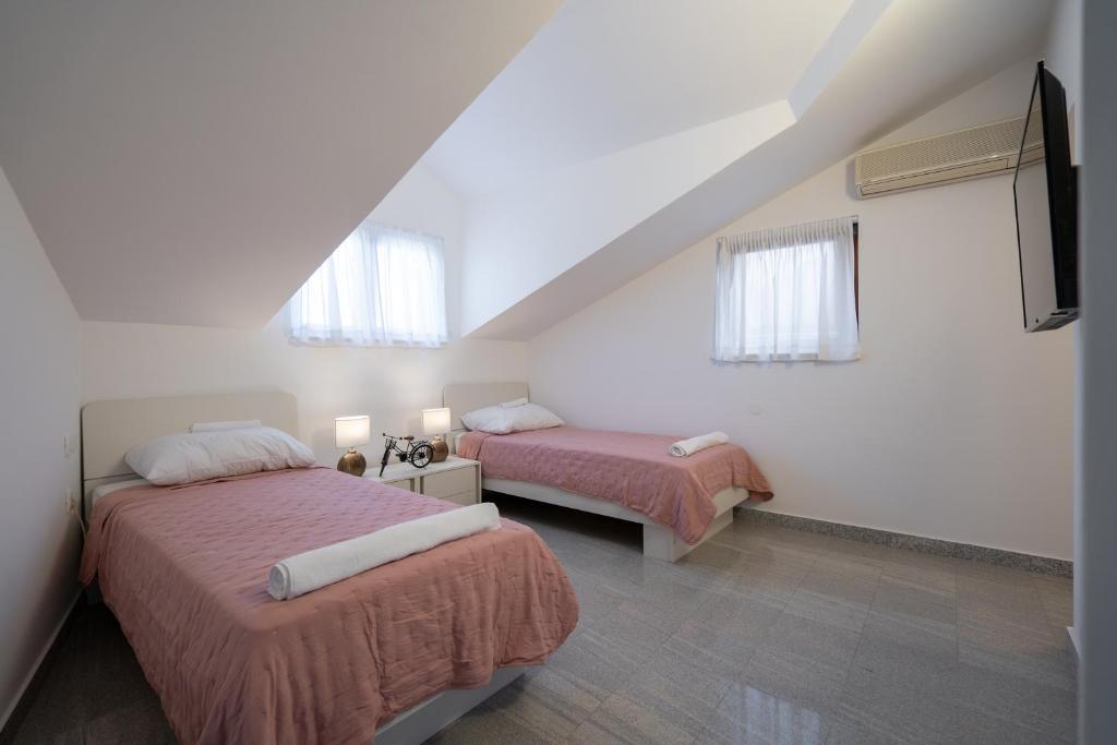 Postel nebo postele na pokoji v ubytování Lusi house