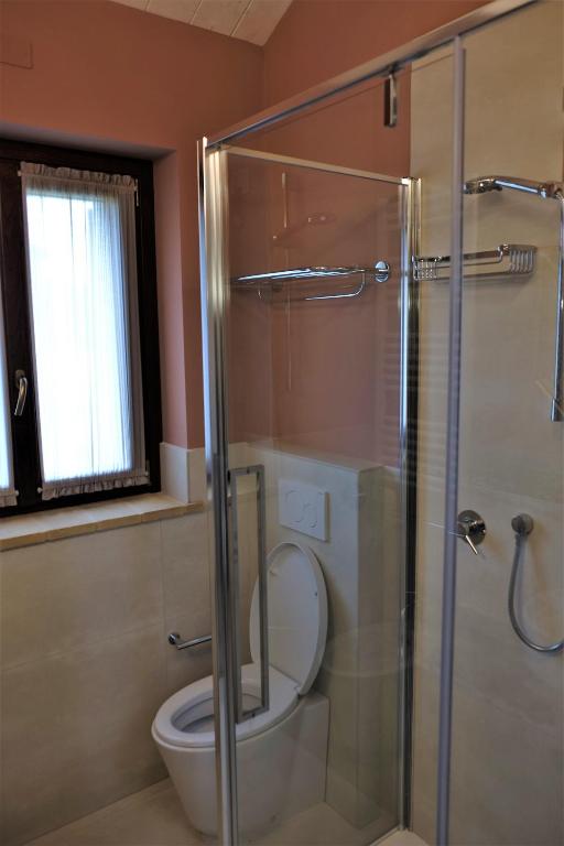 A bathroom at Agriturismo Colle Rosso