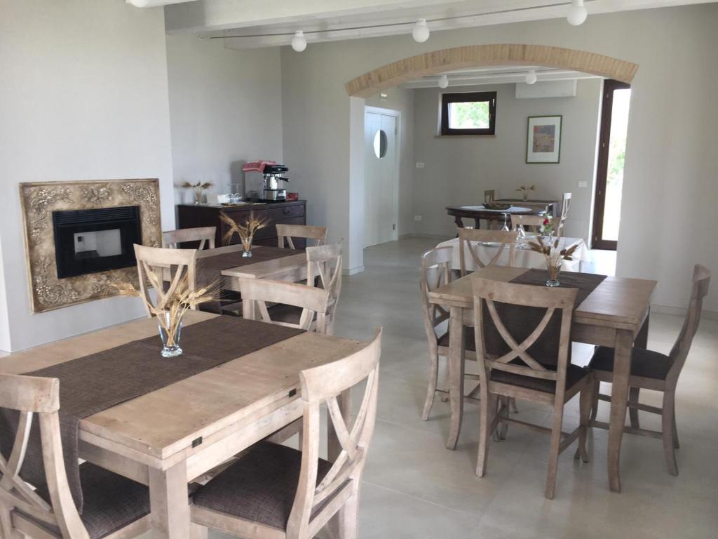 A television and/or entertainment centre at Agriturismo Colle Rosso