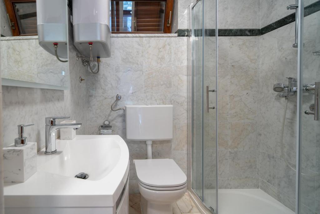 Koupelna v ubytování Lusi house