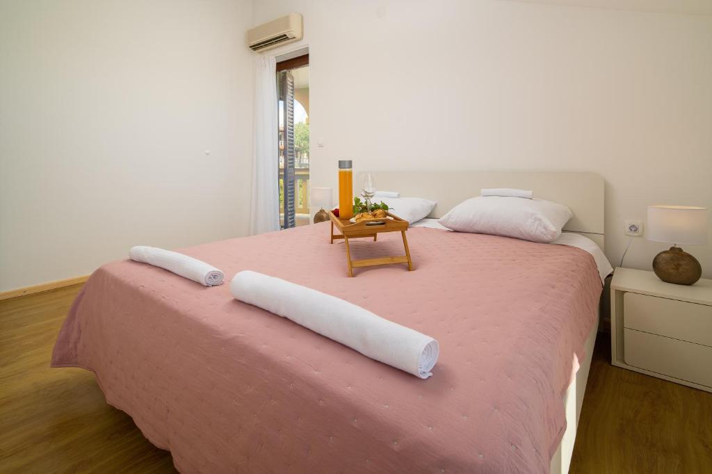 Postel nebo postele na pokoji v ubytování Lusi house