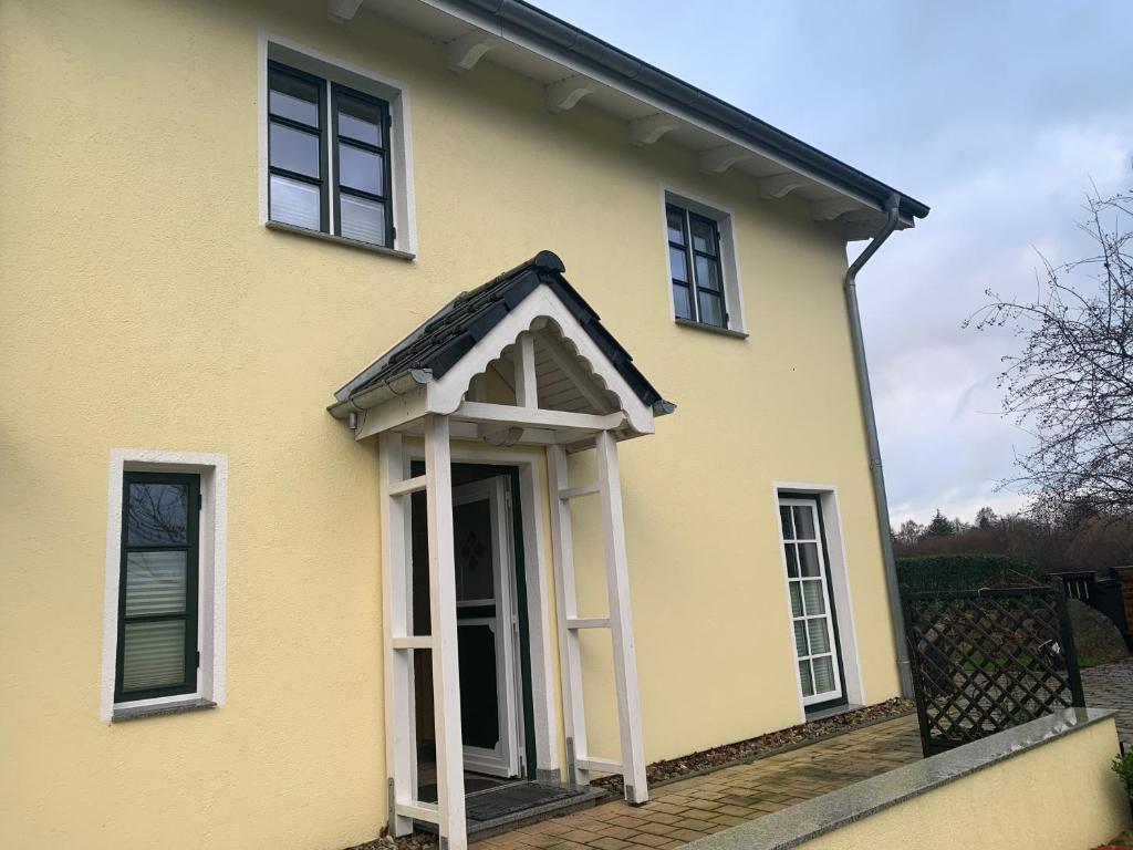 een geel huis met een gambrel dak bij Ferienwohnung bei Kappeln an der Schlei in Kappeln