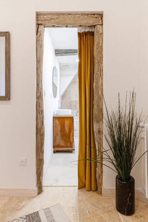 Fotografie z fotogalerie ubytování B&B du Couvent, chambre aux paons v destinaci Giroussens