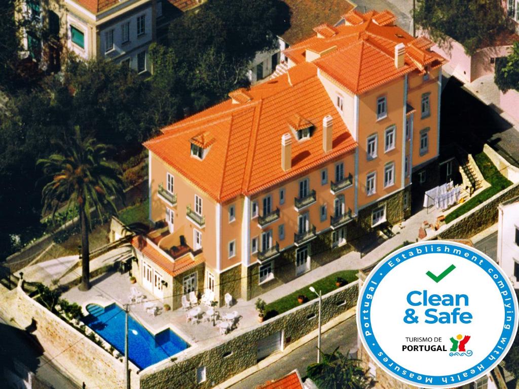 ein großes Haus mit orangefarbenem Dach in der Unterkunft Hotel Smart in Estoril
